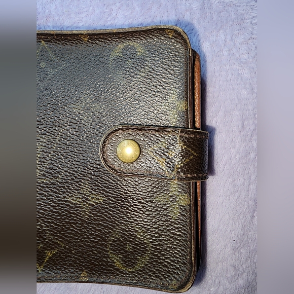 Authentic Louis Vuitton Monogram Compact Zippy - Picture 2 of 15